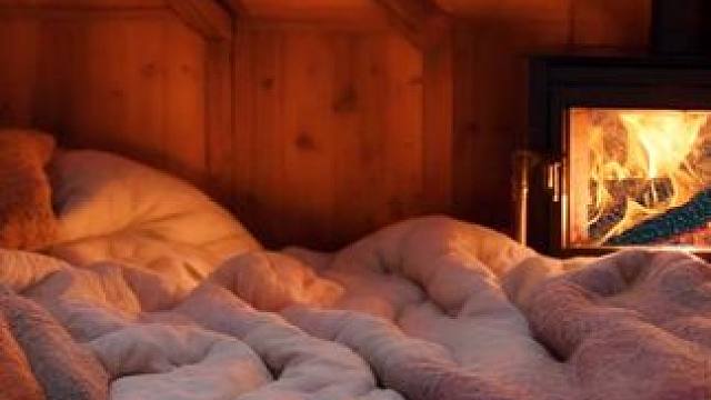 暴风雪声中的阁楼小屋，在风雪和壁炉的声音中入睡吧 #白噪音 #助眠声音