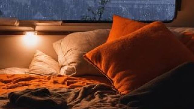 暴雨天的房车里，聆听着雨点的声音，轻松入睡吧 #白噪音 #助眠视频 #雨声助眠