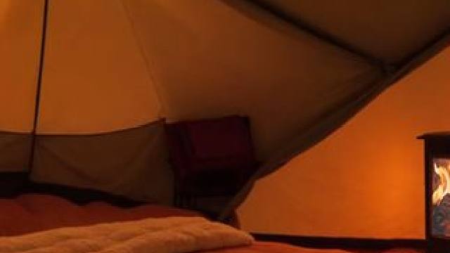 雨夜，伴着温暖的炉火和雨声，让我们一起在帐篷里露营吧 #白噪音 #助眠视频 #雨声助眠