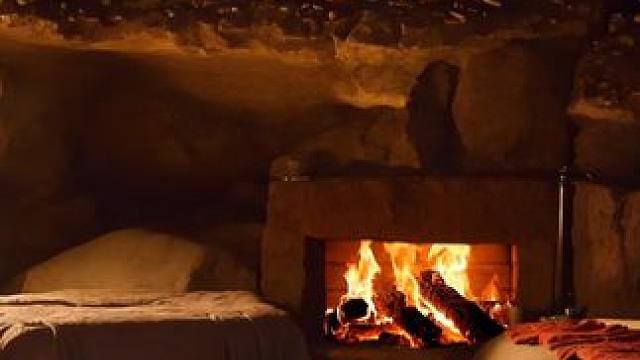 暴风雪夜晚，在带有壁炉的温暖山洞里住下来吧！风雪声 #白噪音 #助眠视频 #助眠声音