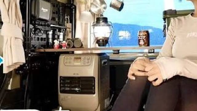 日本美女小光夜班后湖边露营吃美食喝啤酒#房车旅行 #精致生活 #户外露营 #解压 #kcar