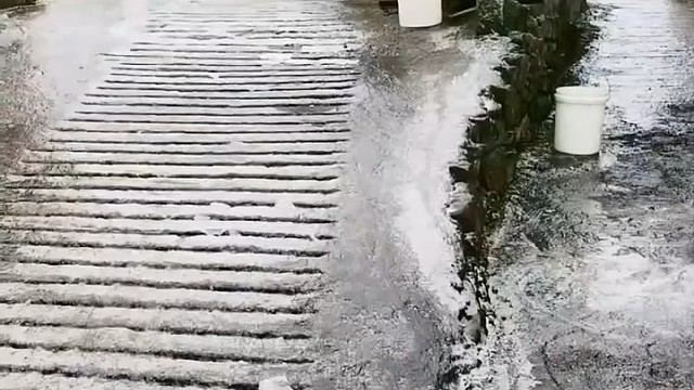 都这样了！还舍不得那桶水[捂脸]