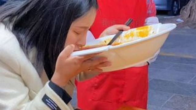 西安美女三两不够~美女竟然还要把汤喝完~阿姨血亏1000块~#螺蛳粉