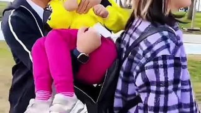 闺女在外突然坏肚子，老爸一招机智解决！#看一遍笑一遍 #意想不到的结局 #这操作都看傻了 #老外真会