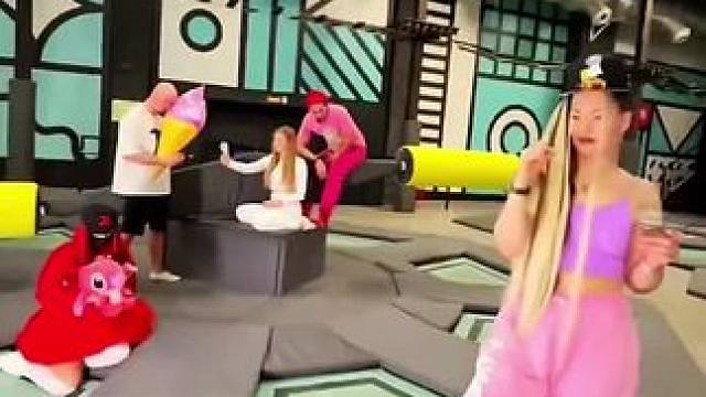 用手机把所有人定住，这操作简直太神奇了！#看一遍笑一遍 #这操作都看傻了 #意想不到的结局 #万万没