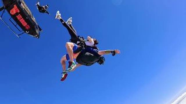 仅有一次的人生，当然要活得比谁都炽热！#塔赫跳伞 #三亚 #跳伞 #一起看世界 #这样工作才痛快