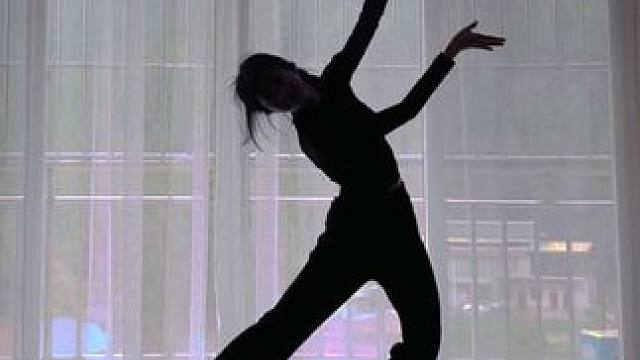 “春晚听了任素汐的“枕着光的她”好喜欢，好像又有了内心的一片安静，即上一个“去有风的地方”‘#枕着光