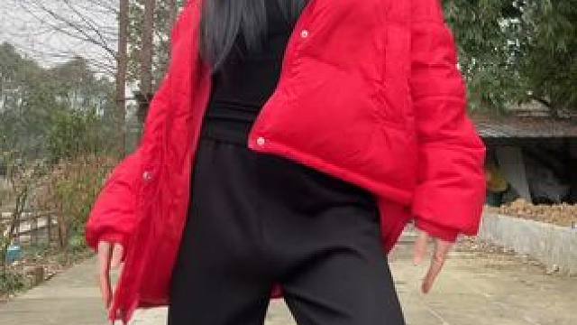 #户外跳舞 #瞎跳跳 #扭一扭 
今日运动量达标