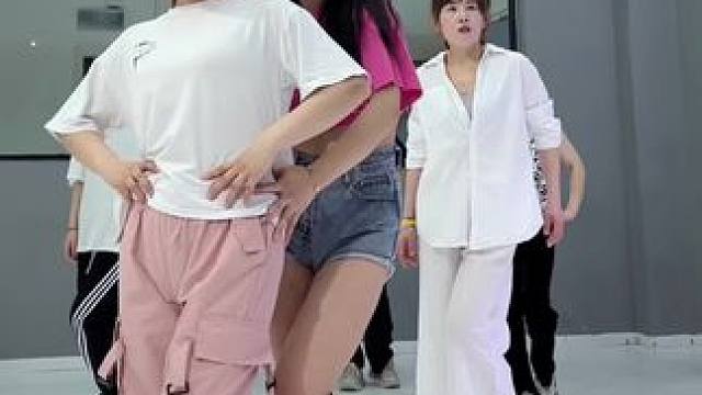 21岁工厂学员甜心老师手把手中，这位宝子在工厂里面两年了，不想从事这份工作了，梦想是成为一名舞蹈老师