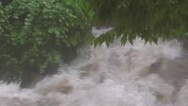快快躺进被窝听雨啦宝~#野外露营 #雨声助眠 #雨天露营 #解压视频 #雨中露营