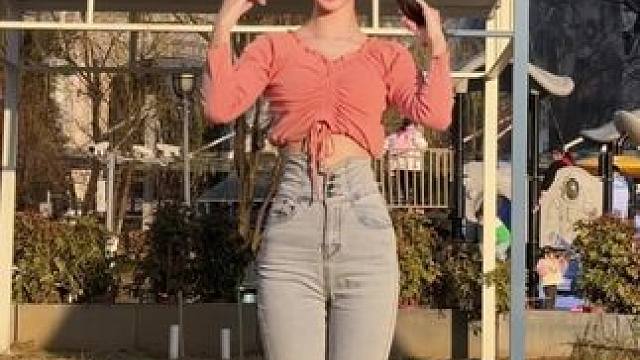 省流：转了，蕾蕾的牛仔战裤申请出战#后背摇 #浅跳一下 #扭一扭 #紧身牛仔裤 #龙年第一摇