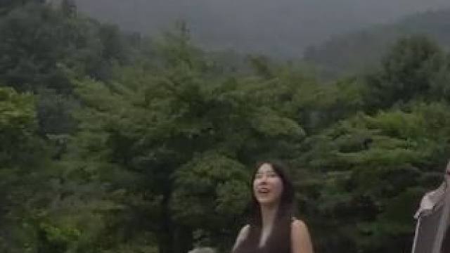 这样的女生露营你爱了吗？ 睡前刷上一集韩国女模驱车雨天露营，同屏幕前的你分享生活的乐趣，快喊上你的朋