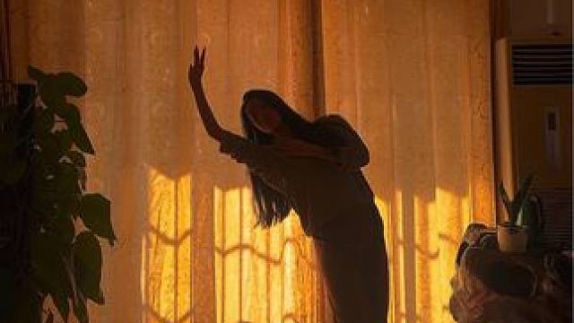 原创编舞单依纯《不如见一面》
春晚的这首音乐你听了吗？
实在太喜欢了，过年在家喝茶的下午，心血来潮编