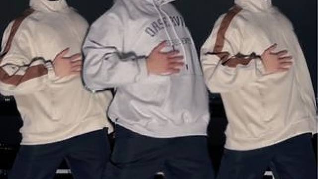 帅帅的大男孩 完美的身材 #校园舞蹈 #浅跳一下 #扭一扭