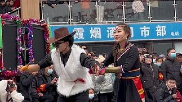 我们跳的《逛新城》完整版来啦 今天给大家专门配了字幕 跳的不好 但很开心 也希望能给大家带来快乐
#