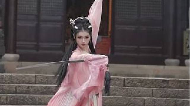 遇到本姑娘阁下如何应对？#踢剑变装 #汉服 #剑舞 #踢腿变装  #仙气飘飘还得是国风汉服