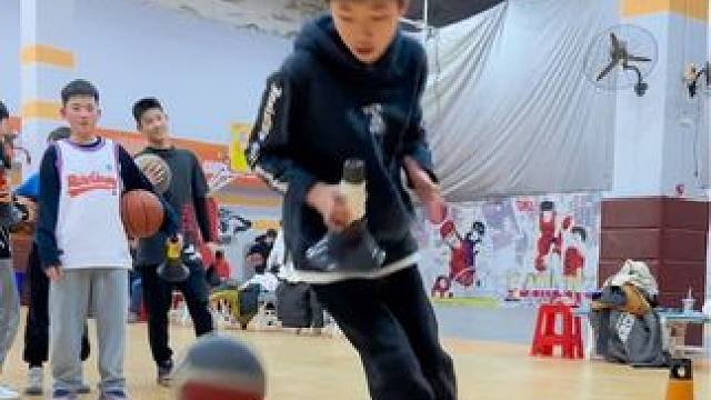 #篮球 #对齐颗粒度 #一分钟干货教学 
锥桶问责强化辅助手系列
｜V字放拿桩背后运球终结
｜ino