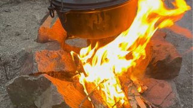 生活一如既往，好的坏的都在接受！#远离城市的喧嚣 #惬意时光 #柴火吊锅