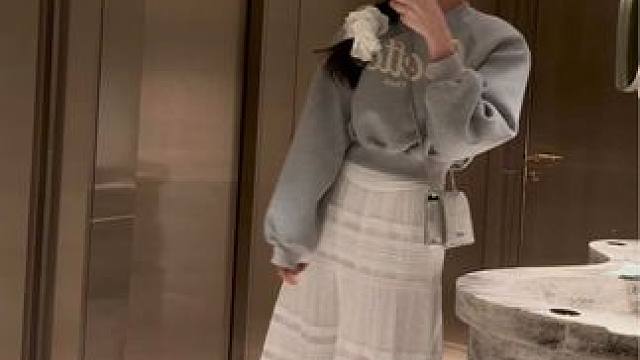 “女孩最好的状态就是 每天化个淡妆 穿自己喜欢的衣服 不羡慕谁 也不依赖谁 悄悄努力变强大 活成自己