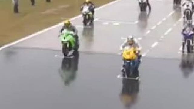 #摩托车比赛 #压弯 #大神控车 #专业动作请勿模仿 #封闭场地请勿模仿