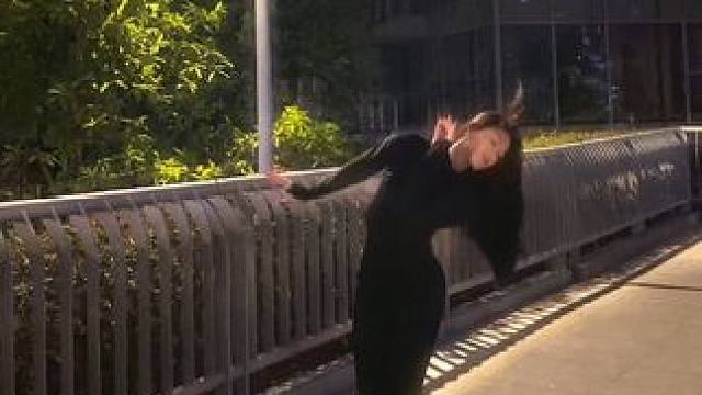 这个前奏好有宿命感，路过天桥忍不住编一小段#这个bgm的氛围感太绝了 #原创 #thingsyous