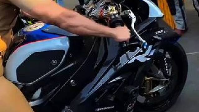 警察和骑士很和谐的画面被暖到了，结局让你永远猜不到……上演猫与老鼠……#警察蜀黍 #骑士 #机车