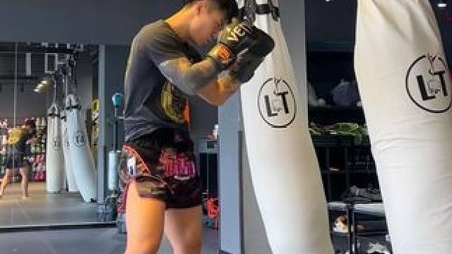 听歌打拳，享受训练带来的快乐#泰拳 #沙袋训练 #泰拳扫踢