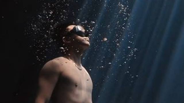 这就是男潜水员的魅力啊
出镜：DW
拍摄：BlueSoul
#随手拍带你看风景 #画面太美 #一不小