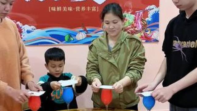 用纸巾封住杯口不让水流出来#趣味游戏 #桌游 #亲子互动游戏 #有趣 #有趣的知识又增长了