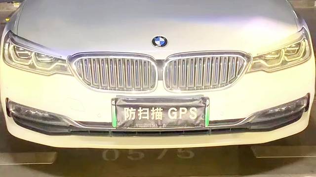 宝马525li安装防拆抗屏蔽GPS定位防盗系统，开启屏蔽器自动锁车，换卡、抠卡、干扰锁车报警到手机。