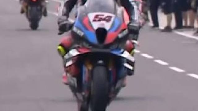 54号拉格里奥卢 看我手势就知道我要翘尾了。#摩托车 #专业动作请勿模仿 #机车 #wsbk