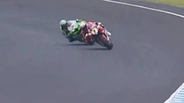 弯道快才是快！川崎秒杀杜卡迪夺冠。#机车 #专业动作请勿模仿 #摩托车比赛 #wsbk