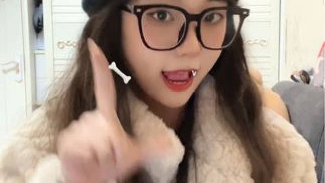 洗脑一天了#甜甜的手势舞 #甜妹 #downdowndown