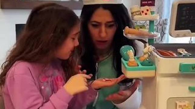 门牙不小心被足球踢掉，看医生如何机智营救！#看一遍笑一遍 #意想不到的结局 #沙雕老外 #老外真会玩