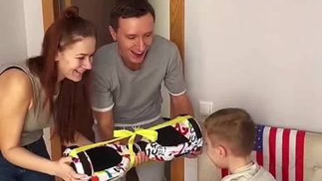 父母给儿子特殊的礼物，结局让人万万没想到！#看一遍笑一遍 #意想不到的结局 #万万没想到 #这操作都