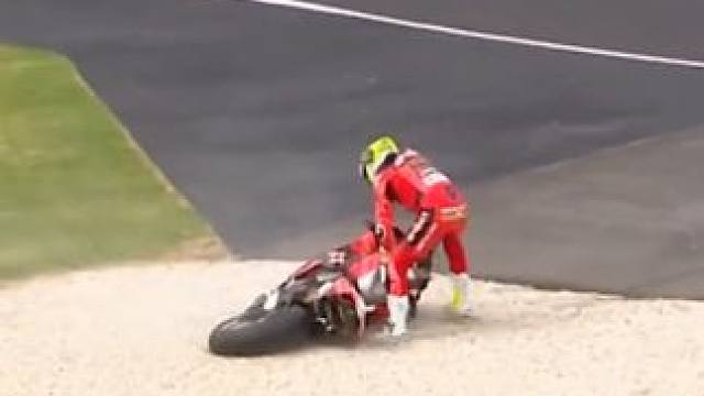 #wsbk 澳大利亚站，捌弟在第一场比赛中摔车#摩托车比赛 #专业动作请勿模仿