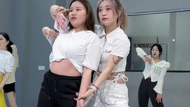 20岁贵州工厂宝子学舞蹈啦！宝子在工厂做了两年，受不了枯燥的生活，梦想是成为一名舞蹈老师改变自己的生