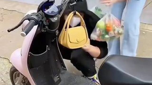 在电动车上装几个这样的#小挂钩 用起来真的太方便了，自行车，婴儿车，摩托车都可以用#电动车挂钩 #生