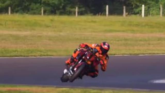 公升级别出弯翘头真的很帅#专业动作请勿模仿 #翘头 #ktm1290超级公爵