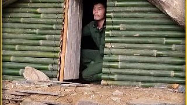 岩石缝隙中的庇护所，算得上夹缝生存了#野外建造 #野外露营 #野外生活