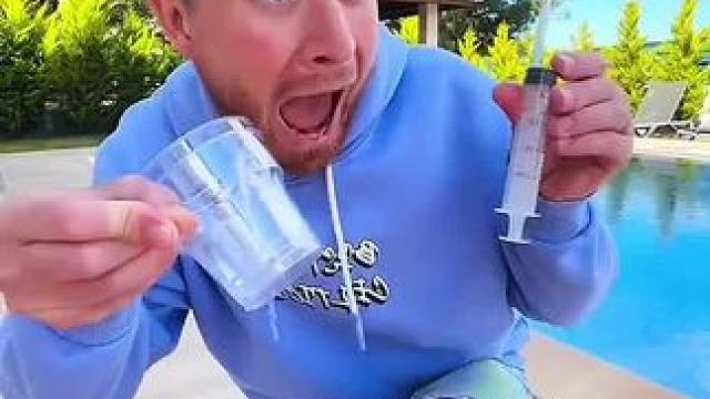 果汁的最佳饮用方式，这操作简直太牛了！#搞笑视频 #搞笑配音 #专治不开心 #搞笑