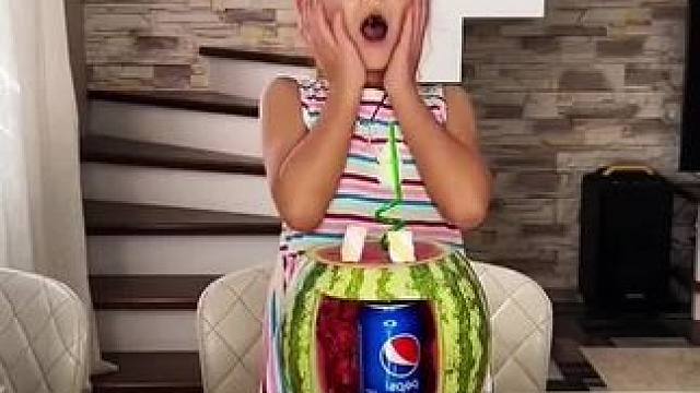 为了能偷喝到可乐，把它隐藏在西瓜中！#看一遍笑一遍 #意想不到的结局 #这操作都看傻了 #万万没想到