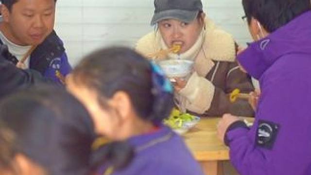 过年吃多了大鱼大肉，这样吃更健康 野菜在四川从来都不缺，从折耳根到豌豆尖，在川人手中总是能将野菜做出