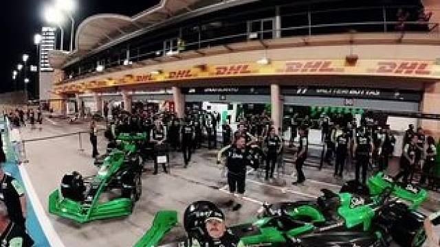 #f1 #方程式赛车 #f1赛车  
来自巴林站索伯stake车队合照博塔斯的第一视角！