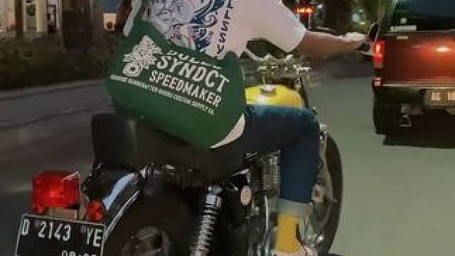 下班了，去溜街 
#复古穿搭 #复古机车 #街溜子 #sr400 #机车