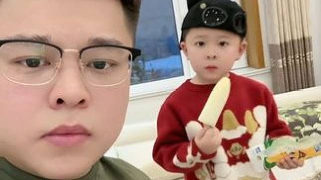 我家冰箱里东西太多了 没地方放雪糕了然后我儿子就做了一个室外天然冰箱