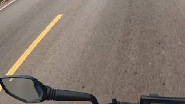 #固定机位安全拍摄 #第一视角 #骑行vlog #摩托车 公路车不好玩，风大，一点也不自由 