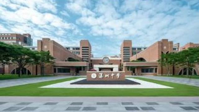 虽然我也难以接受，但我还是问了一下我正在上中学的女儿，她非常支持深圳中学的做法，说早就应该这样了。
