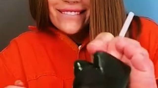 美女用脚偷拿保安软糖，这操作简直太厉害了！ #搞笑视频 #搞笑配音 #搞笑