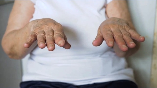 帕金森吃药后腿疼是怎么回事